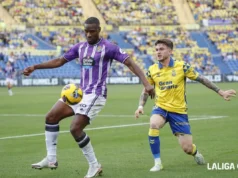Viti Rozada pelea por un balón ante Sylla en un choque de LaLiga EA Sports