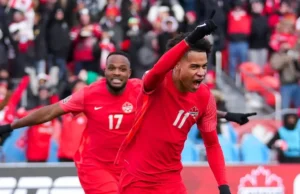 Tajon Buchanan celebra un gol con Canadá junto a Cyle Larin