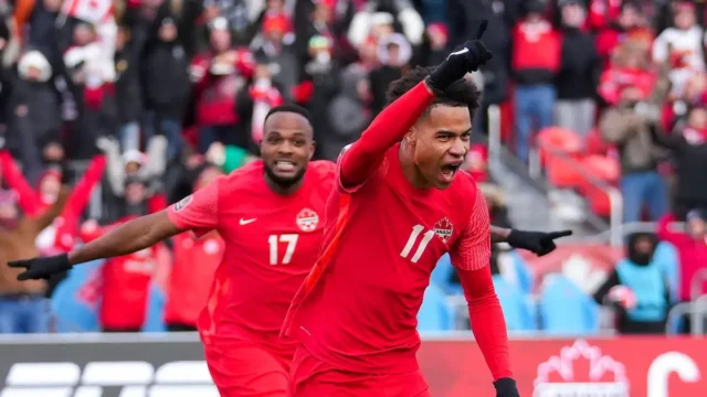 Tajon Buchanan celebra un gol con Canadá junto a Cyle Larin
