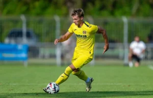 Pau Cabanes controla un balón con la academia del Villarreal CF