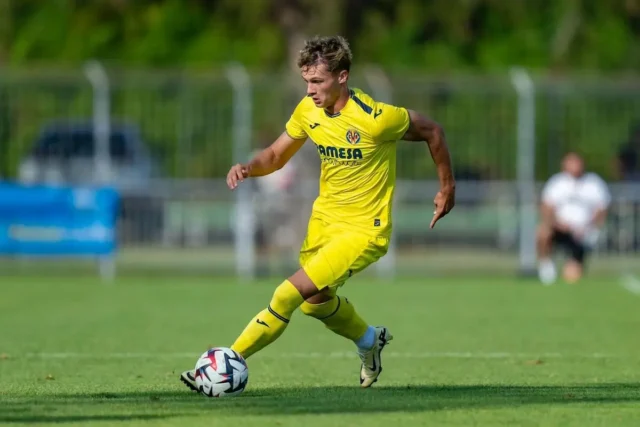 Pau Cabanes controla un balón con la academia del Villarreal CF