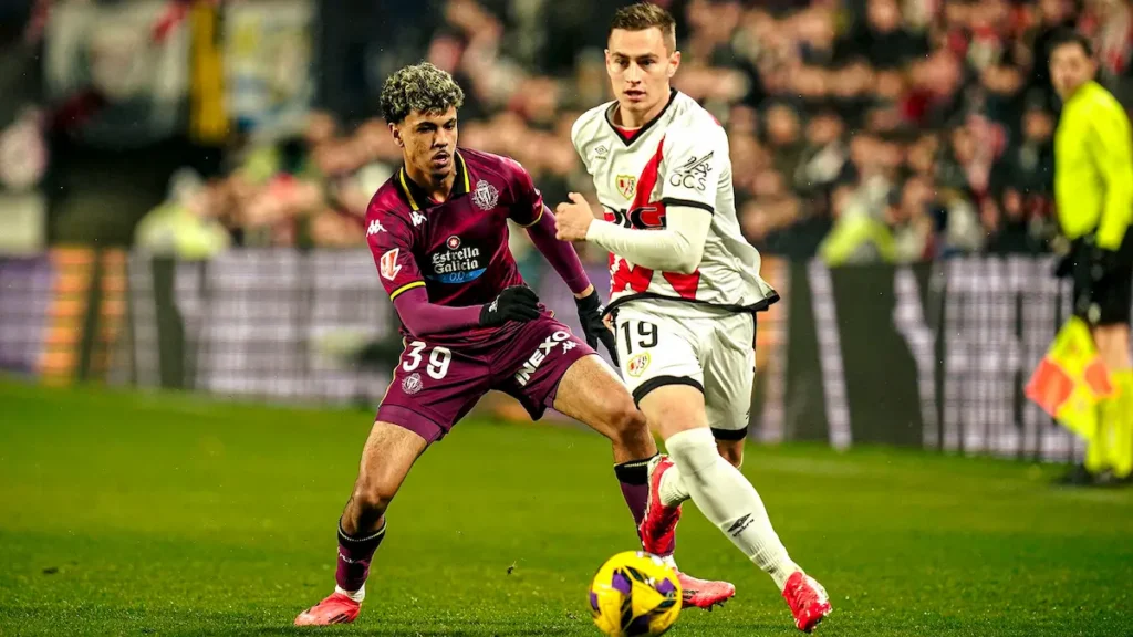 Adam Aznou pelea por un balón ante De Frutos en un partido de LaLiga EA Sports