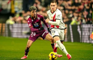 Adam Aznou pelea por un balón ante De Frutos en un partido de LaLiga EA Sports