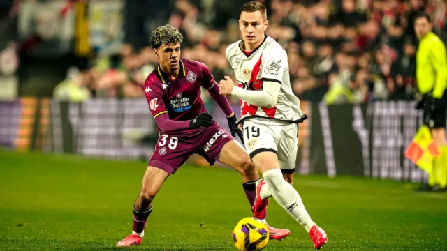 Adam Aznou pelea por un balón ante De Frutos en un partido de LaLiga EA Sports