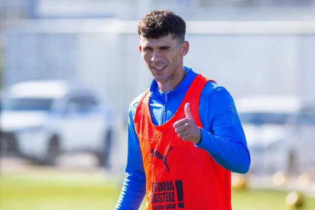 Carles Aleñá, en un entrenamiento con el Alavés tras su fichaje durante el mercado invernal