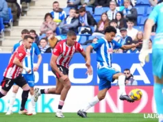 Omar El Hilali controla un balón ante Sannadi en LaLiga EA Sports