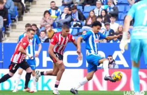 Omar El Hilali controla un balón ante Sannadi en LaLiga EA Sports