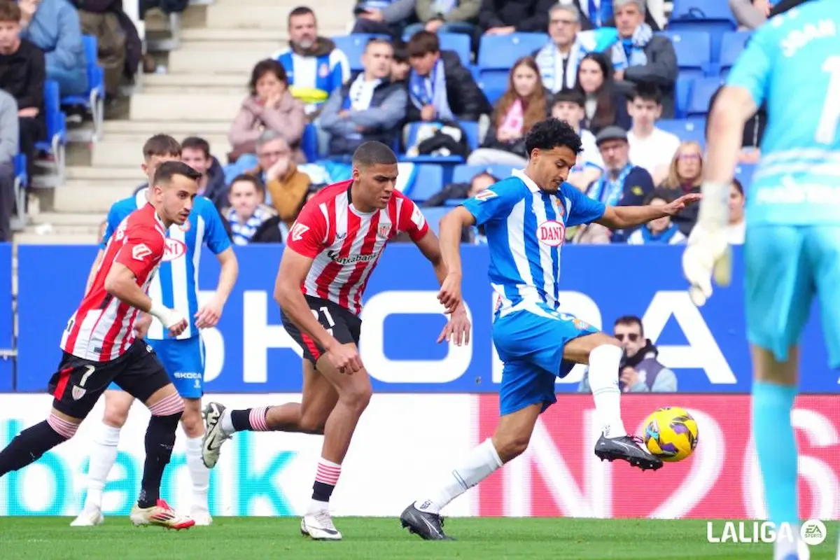 Omar El Hilali controla un balón ante Sannadi en LaLiga EA Sports