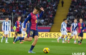 Gerard Martín controla un balón en un partido de LaLiga EA Sports