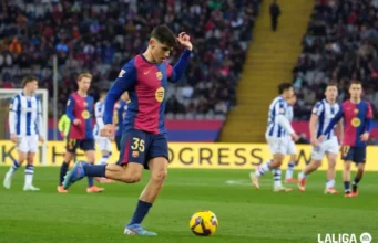 Gerard Martín controla un balón en un partido de LaLiga EA Sports