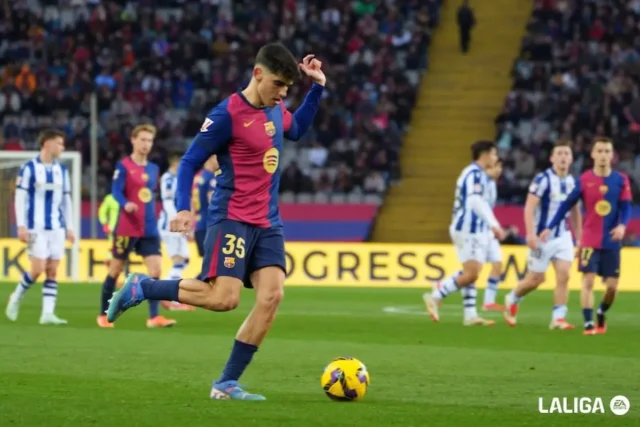 Gerard Martín controla un balón en un partido de LaLiga EA Sports