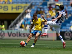 Juanma Herzog controla un balón en un choque de LaLiga EA Sports