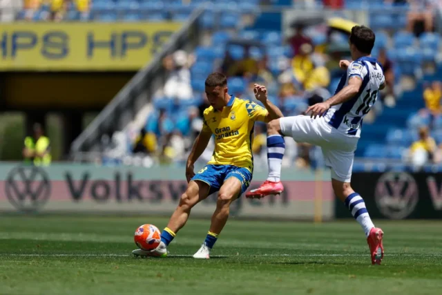 Herzog Las Palmas Juanma Herzog controla un balón en un choque de LaLiga EA Sports