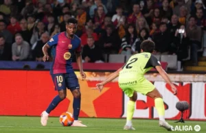 Ansu Fati controla un balón en un choque de Liga frente al RCD Mallorca