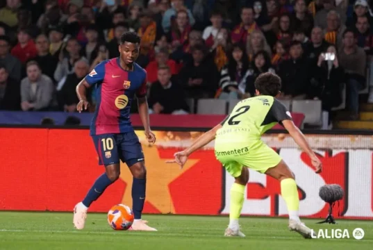 Ansu Fati controla un balón en un choque de Liga frente al RCD Mallorca