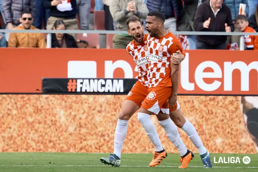 Stuani y Yangel Herrera celebran un gol con el Girona en LaLiga