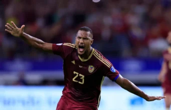 Salomón Rondón celebra un gol con la Selección de Venezuela