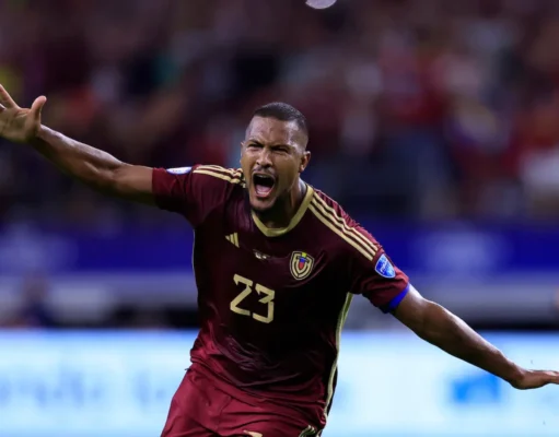 Salomón Rondón celebra un gol con la Selección de Venezuela