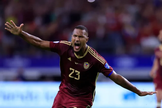 Salomón Rondón celebra un gol con la Selección de Venezuela