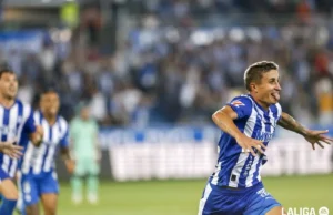 Nahuel Tenaglia celebra un gol con el Alavés en LaLiga EA Sports