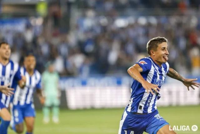 Nahuel Tenaglia celebra un gol con el Alavés en LaLiga EA Sports