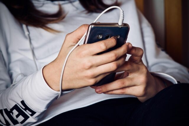 chica_con_movil Estados Unidos y el nuevo orden digital: entretenimiento, datos y seguridad