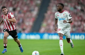 Dodi Lukebakio conduce un balón ante Areso en el Athletic - Sevilla