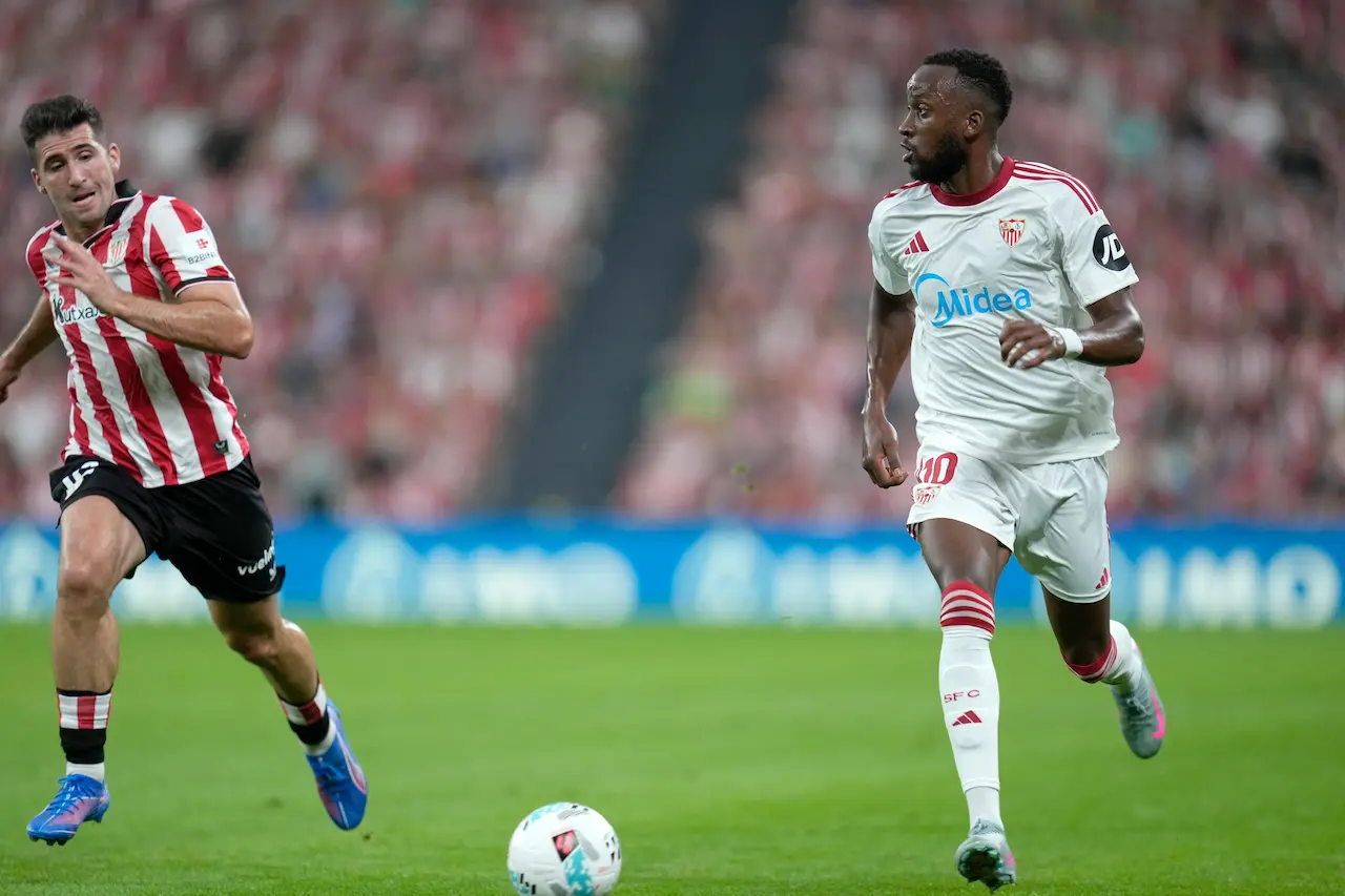 Dodi Lukebakio conduce un balón ante Areso en el Athletic - Sevilla