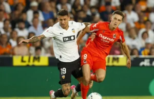 Dani Raba y Beñat Turrientes en un Valencia - Real Sociedad