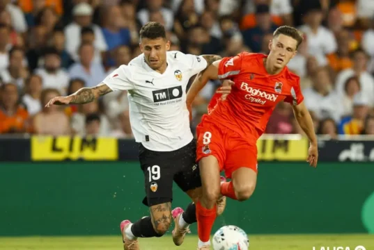 Dani Raba y Beñat Turrientes en un Valencia - Real Sociedad