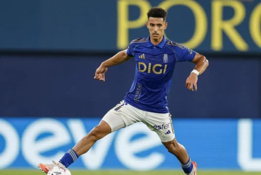 Ilyas Chaira durante un partido con el Real Oviedo temporada 25/26