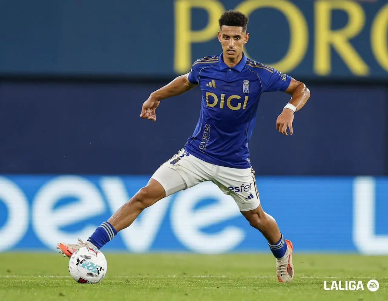 Ilyas Chaira durante un partido con el Real Oviedo temporada 25/26