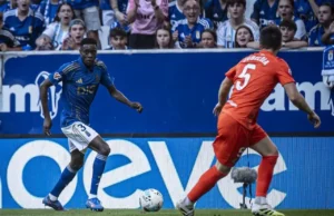 Rahim Alhassane conduce un balón ante Zubeldia