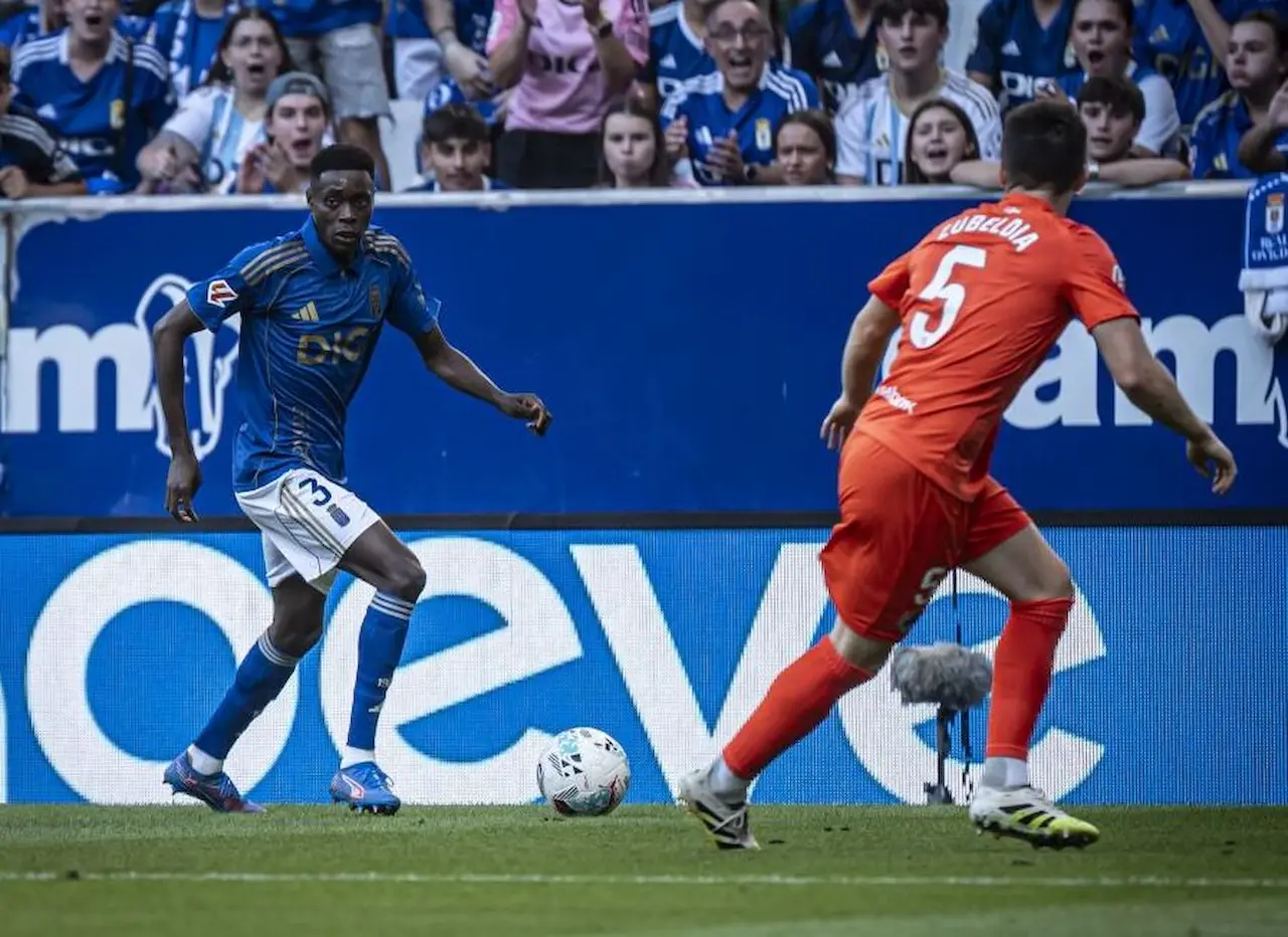 Rahim Alhassane conduce un balón ante Zubeldia