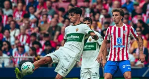 Rodrigo Mendoza golpea un balón ante la mirada de Pablo Barrios
