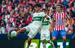 Rodrigo Mendoza golpea un balón ante la mirada de Pablo Barrios