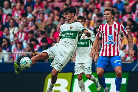 Rodrigo Mendoza golpea un balón ante la mirada de Pablo Barrios