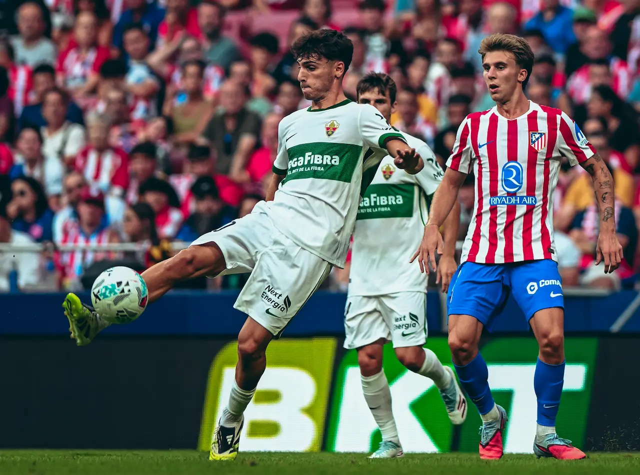 Rodrigo Mendoza golpea un balón ante la mirada de Pablo Barrios