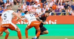 Isaac Romero avanza entre los centrales del Girona