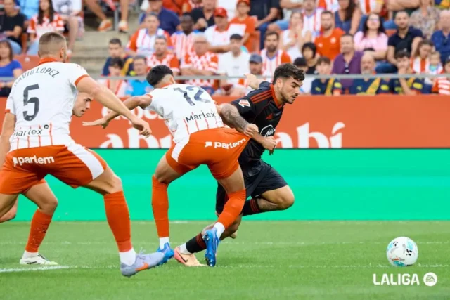 Isaac Romero Sevilla vs Girona Isaac Romero avanza entre los centrales del Girona
