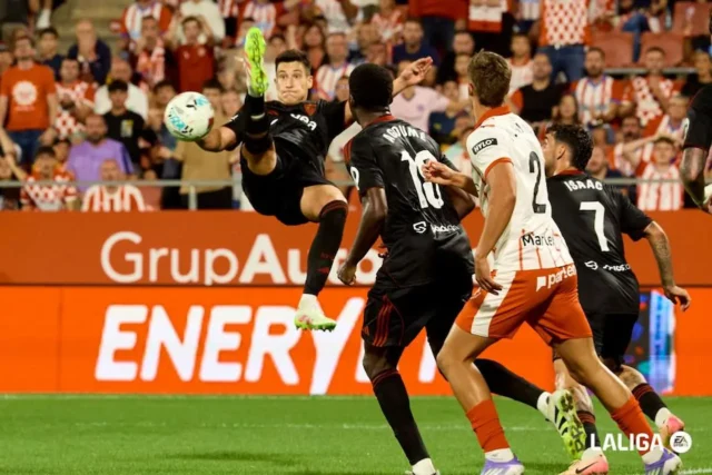 Castrín Girona - Sevilla Andrés Castrín intenta un remate acrobático durante un Girona - Sevilla
