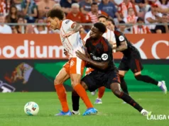 El Sevilla – Girona queda aplazado oficialmente para el domingo Agoumé pugna por un balón con Witsel en el Sevilla - Girona