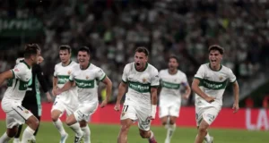 Germán Valera celebra un gol con el Elche CF