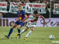 El Rayo Vallecano elige estadio fuera de la Comunidad de Madrid Frenkie de Jong pugna en un partido con Camello en el Rayo - Barcelona de la temporada 25 26