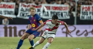 Frenkie de Jong pugna en un partido con Camello en el Rayo - Barcelona de la temporada 25 26