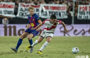 Frenkie de Jong pugna en un partido con Camello en el Rayo - Barcelona de la temporada 25 26