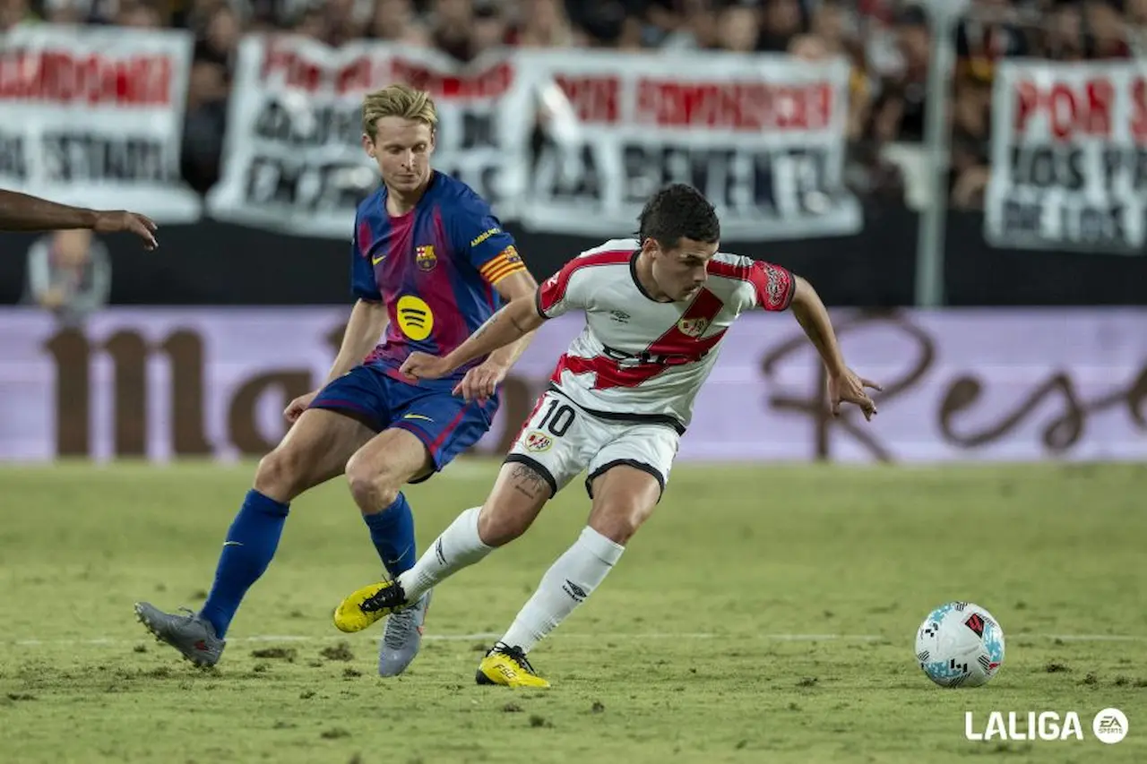 Frenkie de Jong pugna en un partido con Camello en el Rayo - Barcelona de la temporada 25 26