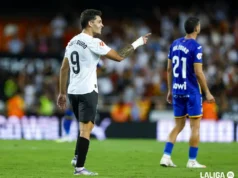 Hugo Duro celebra un gol con el Valencia CF en la temporada 25 26