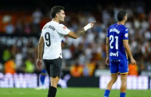 Hugo Duro celebra un gol con el Valencia CF en la temporada 25 26