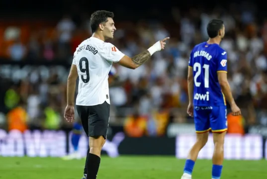 Hugo Duro celebra un gol con el Valencia CF en la temporada 25 26
